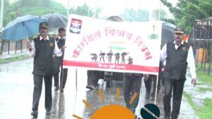 शौर्य, श्रद्धा आणि सन्मान! माजी सैनिकांनी पावसात काढली देशभक्तीपर रॅली